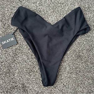 Katie Melly bottom in black